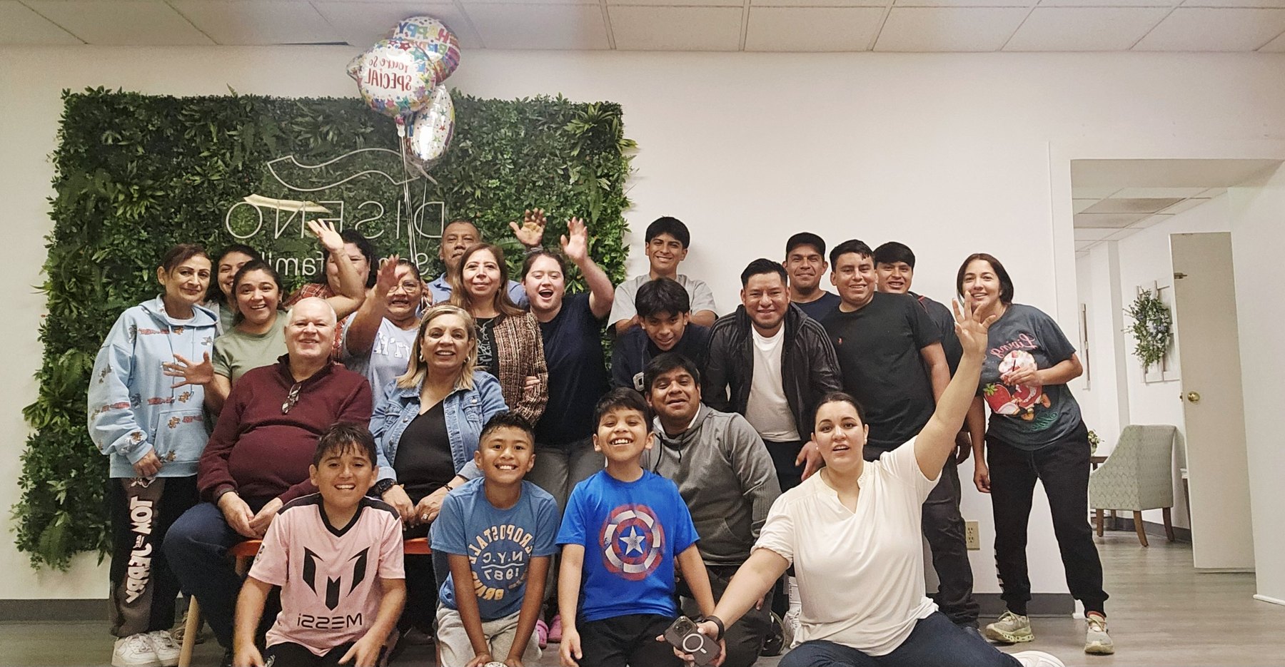 Miembros de Diseño Church compartiendo juntos