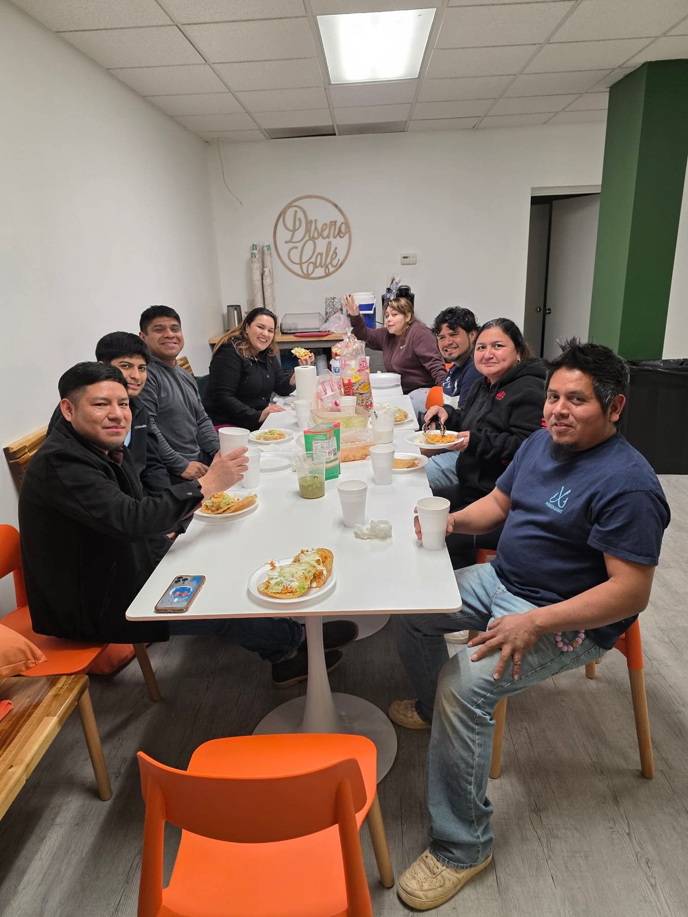 Grupo de Diseño Church reunido en comunidad